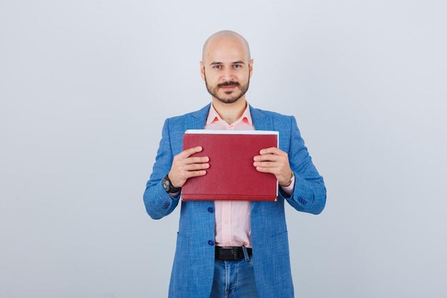 Portret van een jonge zelfverzekerde man