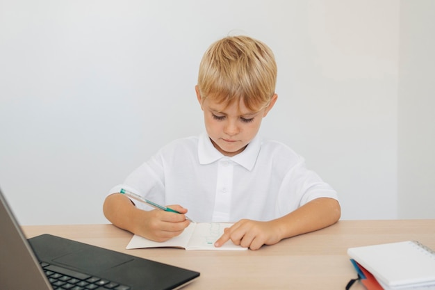 Portret van een jongen die aandacht besteedt aan online klas