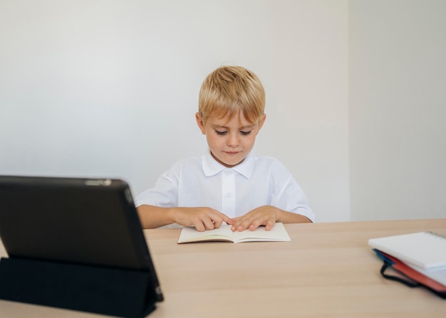 Portret van een jongen die aandacht besteedt aan online klas