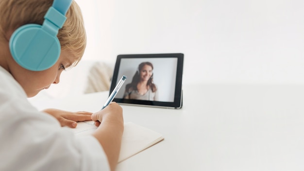 Portret van een jongen die aandacht besteedt aan online klas