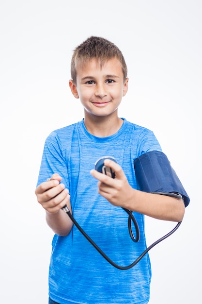 Portret van een jongen die zijn bloeddruk controleert