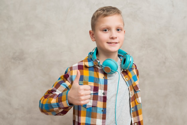 Gratis foto portret van een jongen met koptelefoon rond de nek