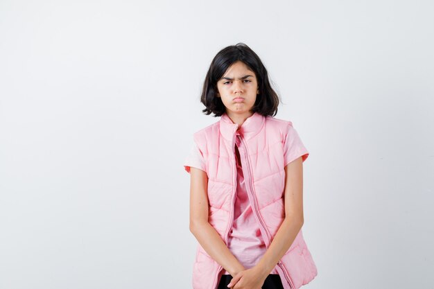 Portret van een klein meisje in wit t-shirt en kogelvrij vest