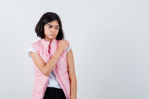 Portret van een klein meisje in wit t-shirt en kogelvrij vest