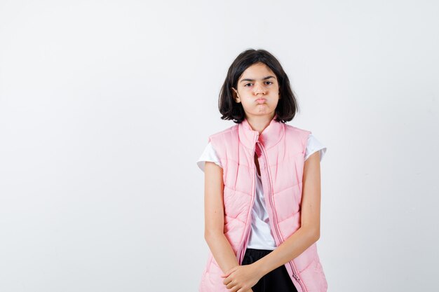 Portret van een klein meisje in wit t-shirt en kogelvrij vest