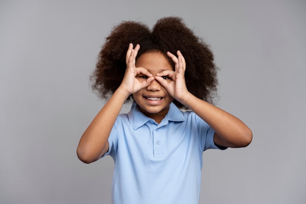 Portret van een klein schattig meisje dat aan het dollen is