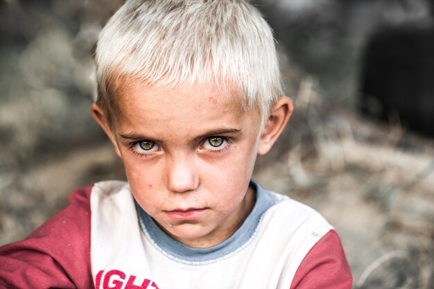 portret van een kleine dakloze jongen