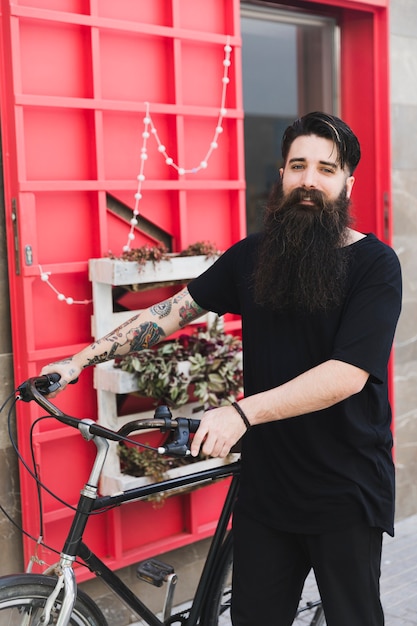 Portret van een knappe fietser die camera bekijkt