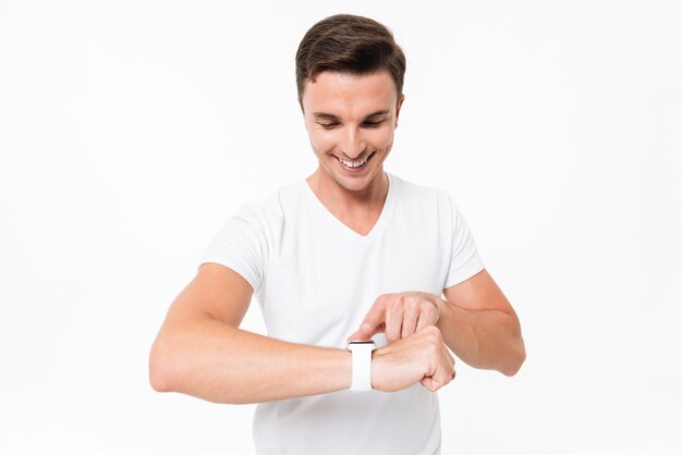 Portret van een knappe moderne man met behulp van slimme horloge