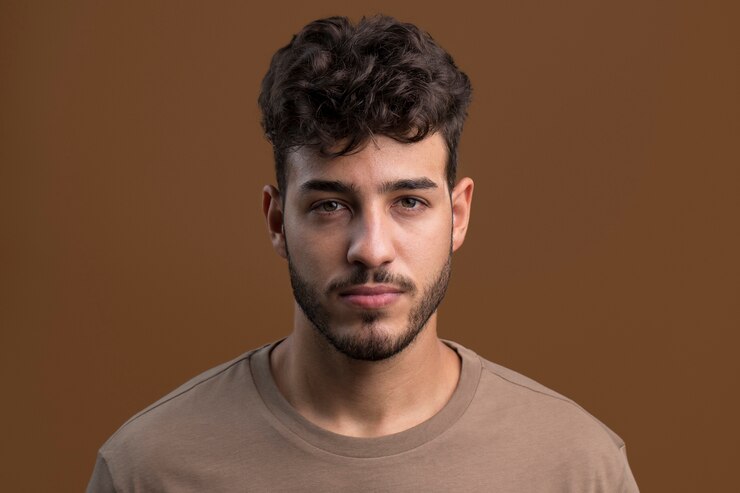 Gratis Foto portret van een knappe serieuze man.