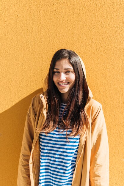 Portret van een lachende jonge vrouw