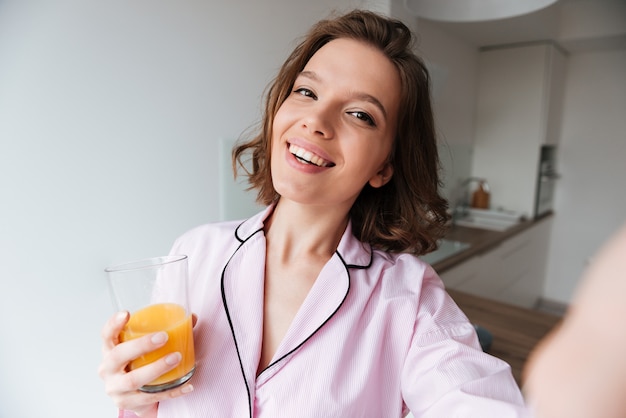 Portret van een lachende mooi meisje in pyjama