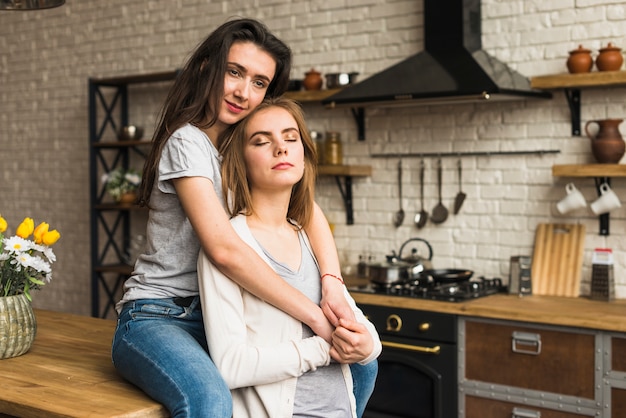 Portret van een liefdevolle jong koppel in de keuken