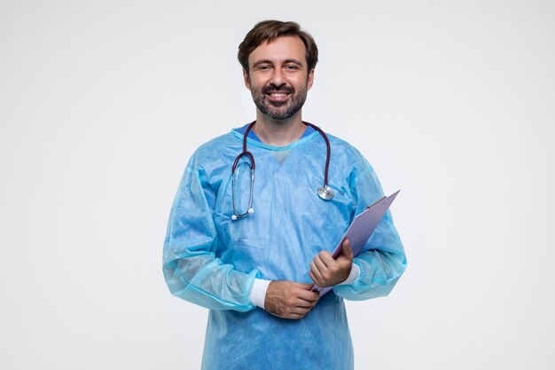 Portret van een man die een medische toga draagt en een klembord vasthoudt