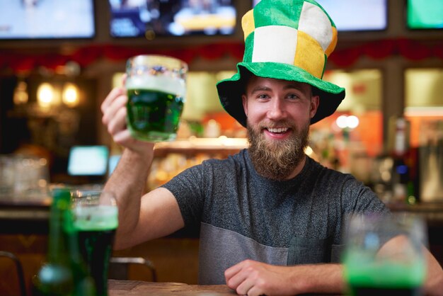 Portret van een man die Saint Patrick's Day viert aan de bar