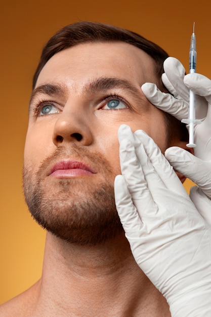 Gratis foto portret van een man die verbeteringen en aanpassingen ontvangt met behulp van cosmetische procedures.