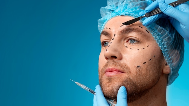 Gratis foto portret van een man die verbeteringen en aanpassingen ontvangt met behulp van cosmetische procedures.