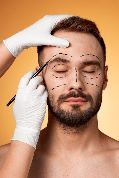 Portret van een man die verbeteringen en aanpassingen ontvangt met behulp van cosmetische procedures.