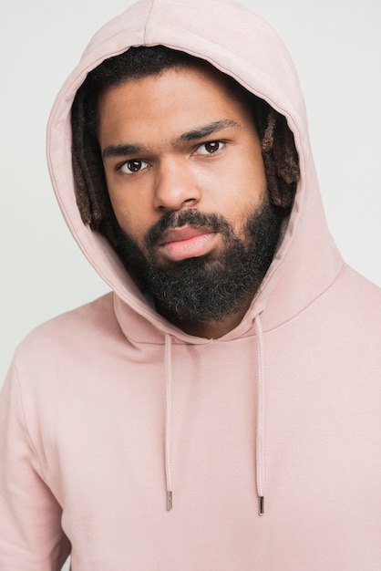 Gratis foto portret van een man in een sweatshirt