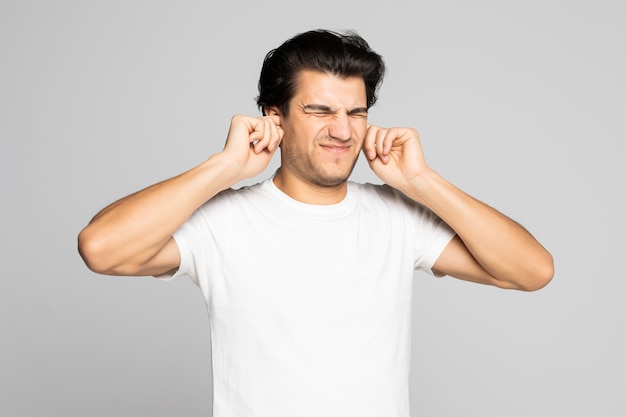 Portret van een man in een wit t-shirt dat zijn oren bedekt