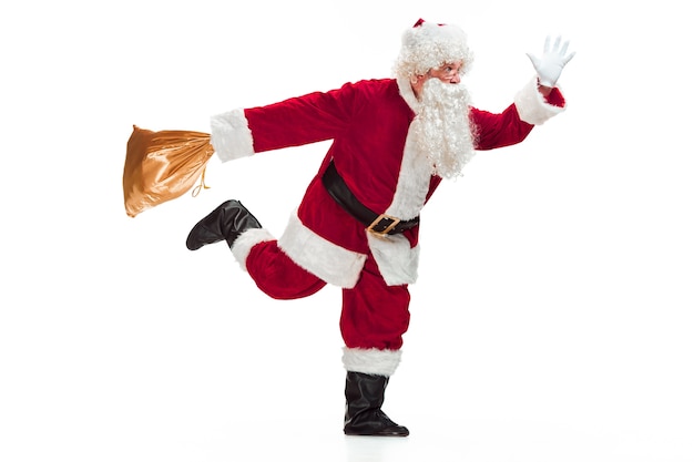 Gratis foto portret van een man in kerstman kostuum met een luxe witte baard, kerstmuts en een rood kostuum - in volle lengte uitgevoerd en geïsoleerd op wit