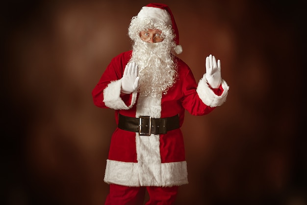 Portret van een man in kerstman kostuum