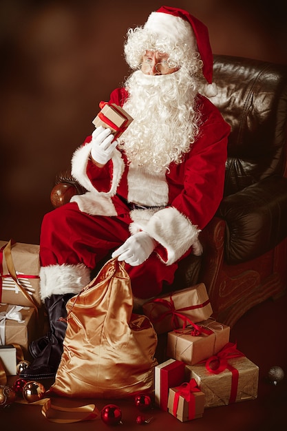 Gratis foto portret van een man in kerstman kostuum