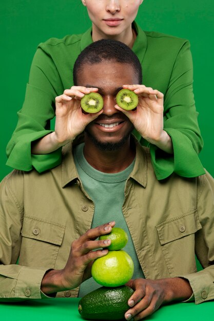 Portret van een man met een vrouw die groen fruit vasthoudt