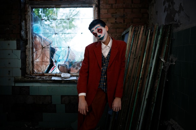 Gratis foto portret van een man met enge clownmake-up