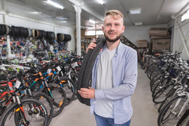 Portret van een man met fietsbanden in winkel