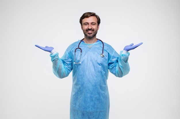 Portret van een man met medische toga en handschoenen