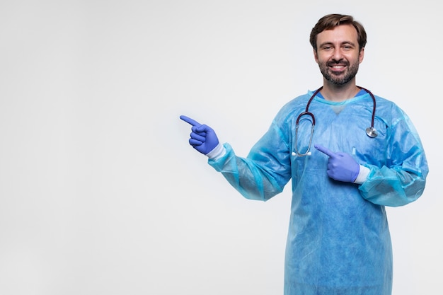 Portret van een man met medische toga en handschoenen