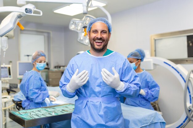 Portret van een mannelijke chirurg die in de operatiekamer staat, klaar om aan een patiënt te werken