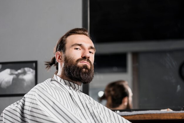 Portret van een mannelijke klant met baard