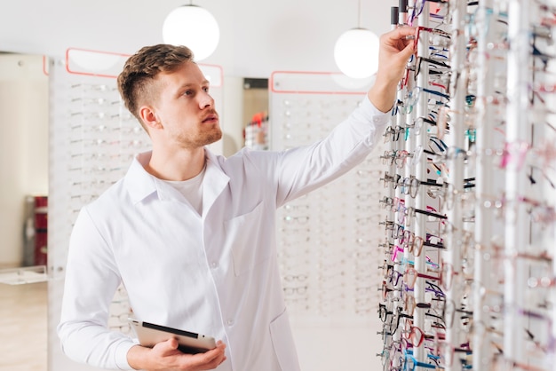 Gratis foto portret van een mannelijke optometrist