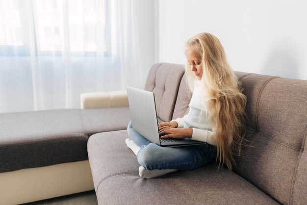 Portret van een meisje dat aandacht besteedt aan online klas