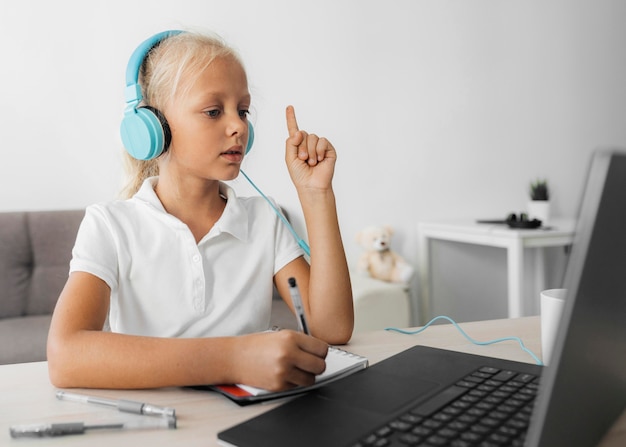 Portret van een meisje dat aandacht besteedt aan online klas