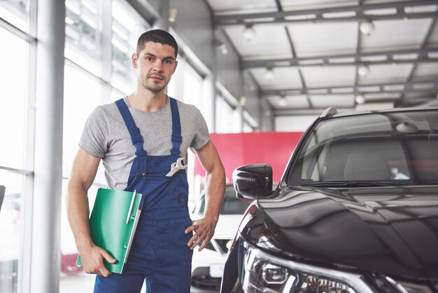 Portret van een monteur aan het werk in zijn garage