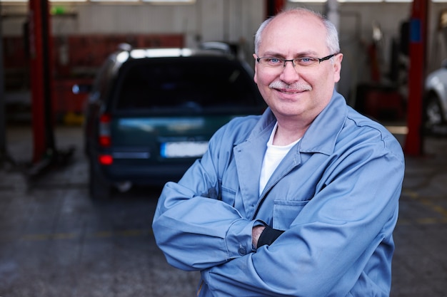 Portret van een monteur in een werkplaats