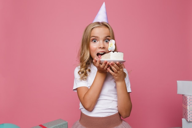 Portret van een mooi klein meisje in een verjaardag hoed