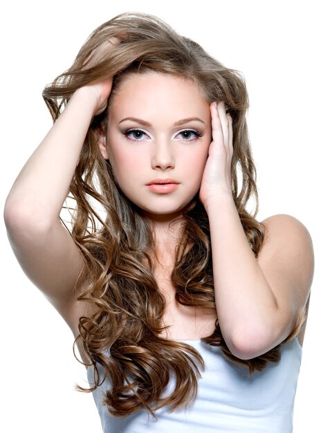 Portret van een mooi tienermeisje met lange krullende haren - geïsoleerd op wit