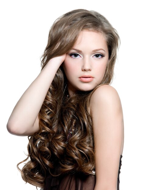 Portret van een mooi tienermeisje met lange krullende haren - geïsoleerd op wit