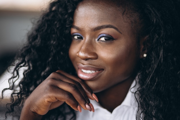 Portret van een mooie Afrikaanse Amerikaanse vrouw