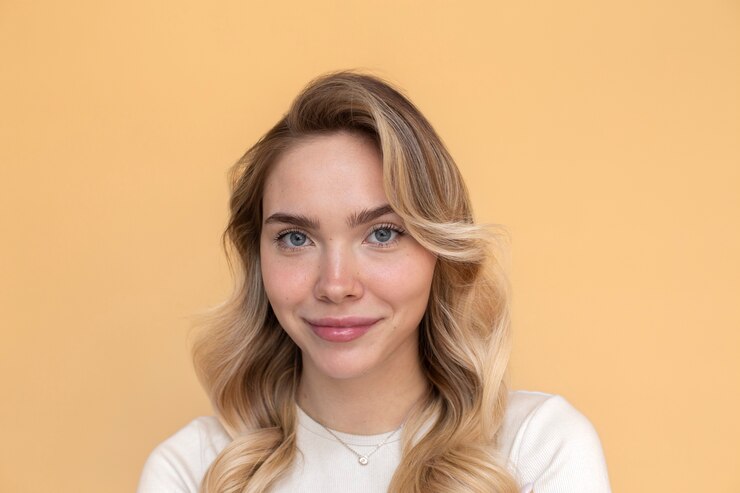Gratis Foto portret van een mooie blonde vrouw met een trendy kapsel