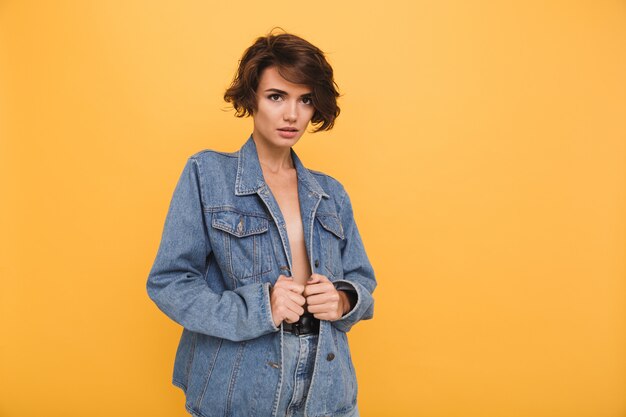 Portret van een mooie brunette vrouw gekleed in denim jasje