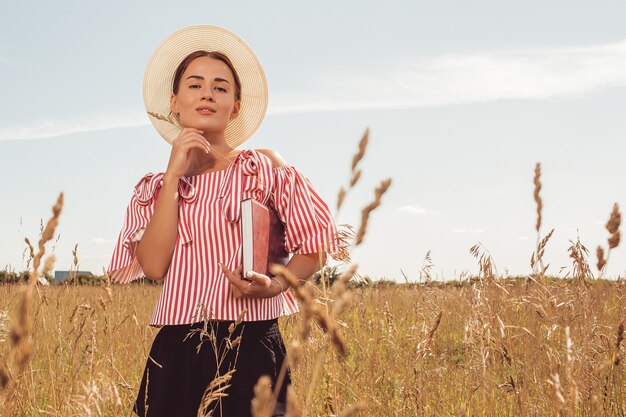 Portret van een mooie dame. leest een boek in het veld. bereid je voor op toelating tot de universiteit.