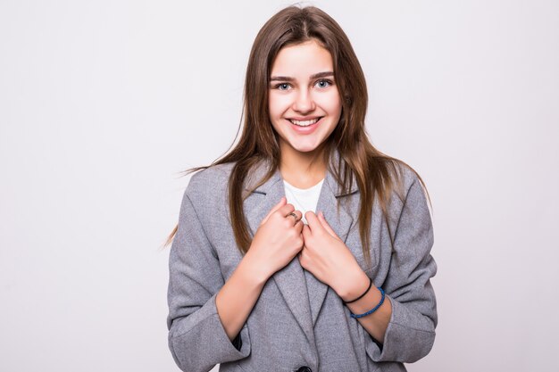 Portret van een mooie glimlachende vrouw die zich voordeed op een witte achtergrond