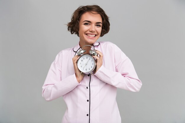 Portret van een mooie glimlachende vrouw in pyjama