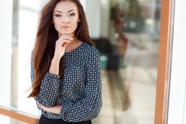 portret van een mooie jonge vrouw buiten