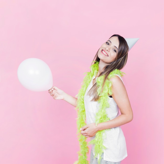 Gratis foto portret van een mooie jonge vrouw die witte ballon houdt